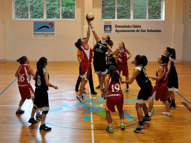Salto inicial(fuente: donostibasket.wordpress.com) Foto
