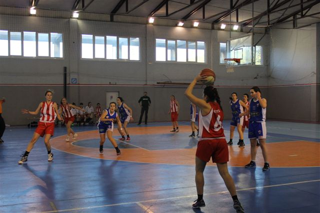 Maite se dispone a sacar de banda. Foto