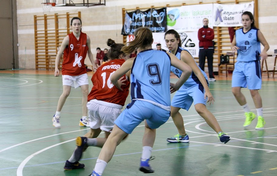 Miriam penetrando ante la defensa de Saioa y Michelle en el Camp. Junior, duelo que se repitió este domingo (Foto vía http://noquierovivirsinbasket.blogspot.com.es) Foto